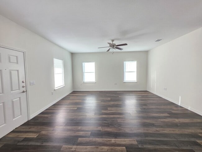 Building Photo - 6306 Red Oak Dr