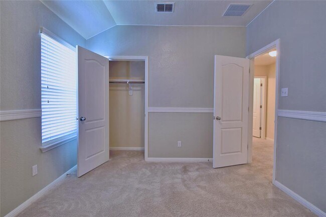 Building Photo - 1708 Stonehaven Ln