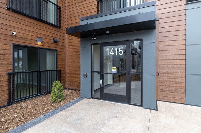 Building Photo - Parallel Apartments