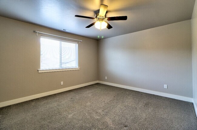 Building Photo - 3 bed 2.5 bath townhome in Salem