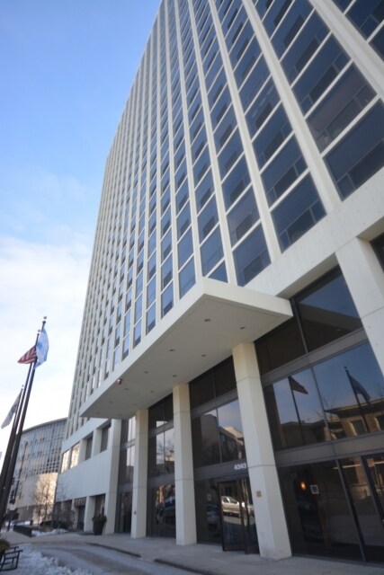 Building Photo - 4343 N Clarendon Ave