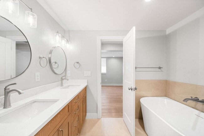 Building Photo - Remodeled 4BD, 3.5BA Home in South Park Hill with 2-Car Garage