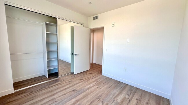 Building Photo - Top Floor 2-Bedroom with Quartz Counters &...