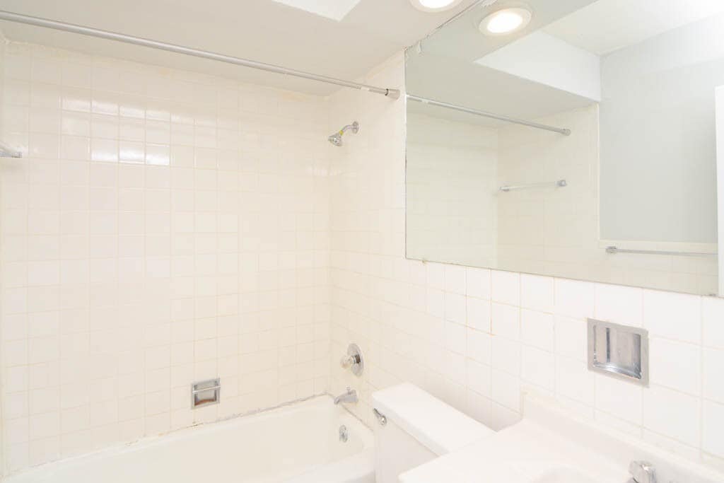 Building Photo - 515 W Briar Pl