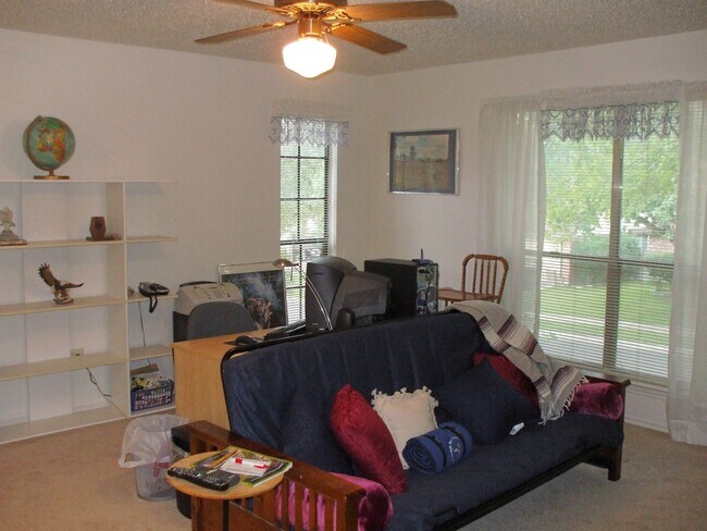 Building Photo - Beautiful home with 3 bedroom, 2.5 bath, game room and 2 car garage!