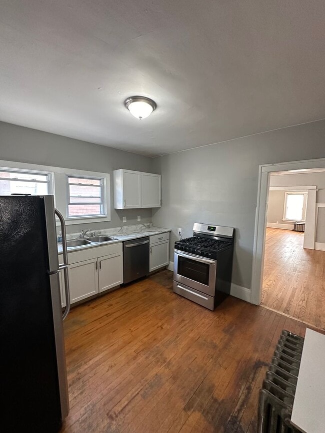 Building Photo - 4 Bedroom Near UWM Campus