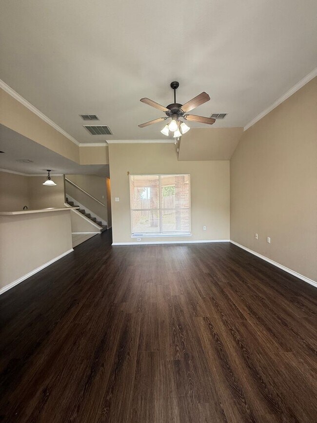 Building Photo - 3/2.5/2 2 STORY - Great Location near Main St