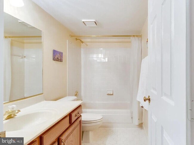 Building Photo - Location and comfort