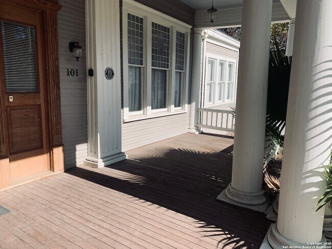 Building Photo - 429 W Mistletoe Ave