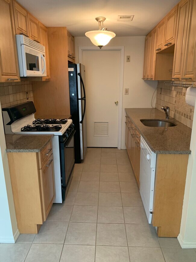 Kitchen - 20 Birchwood Dr