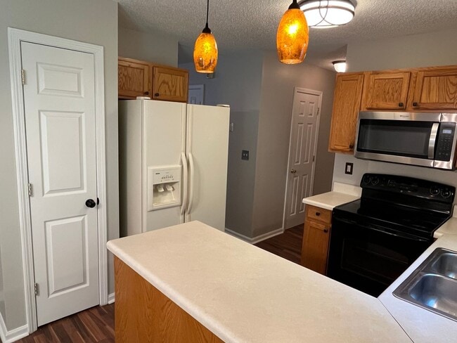 Building Photo - Great 3 Bed, 2.5 Bath house in University ...
