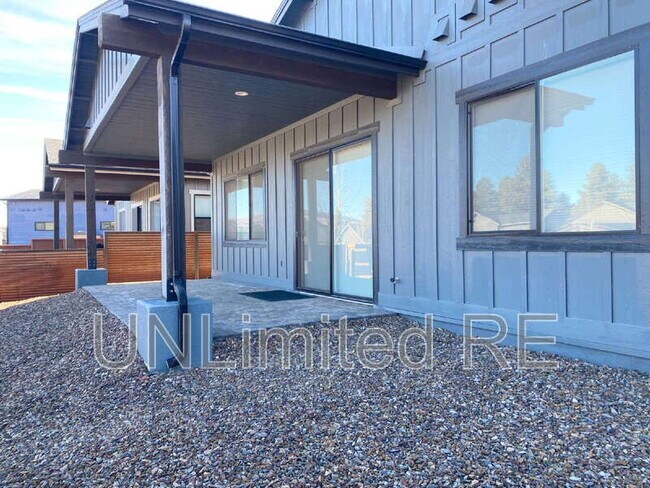 Building Photo - 2717 S Vega St