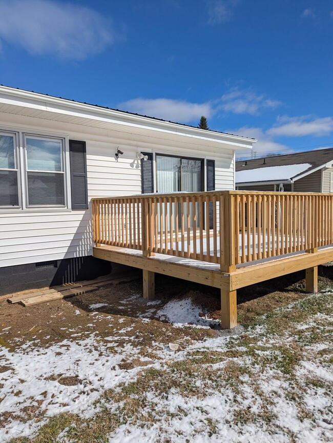 Building Photo - Lovely 3 bed 2 bath home with an amazing v...