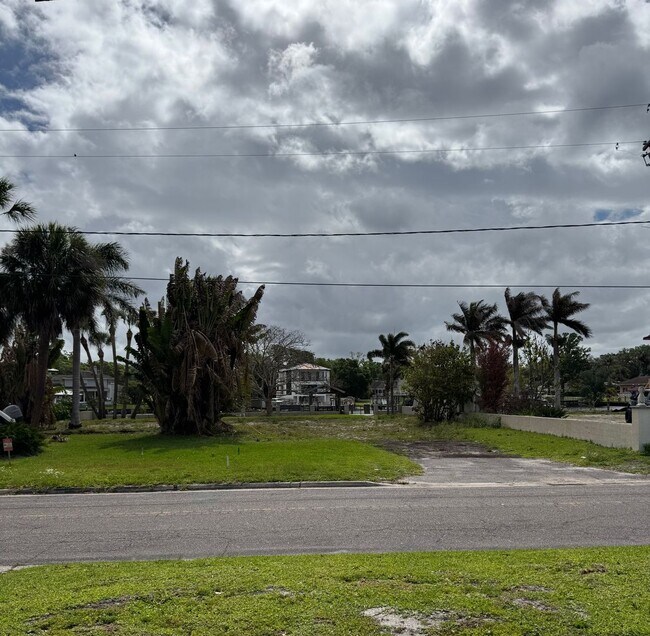 Building Photo - Remodeled Tampa Home