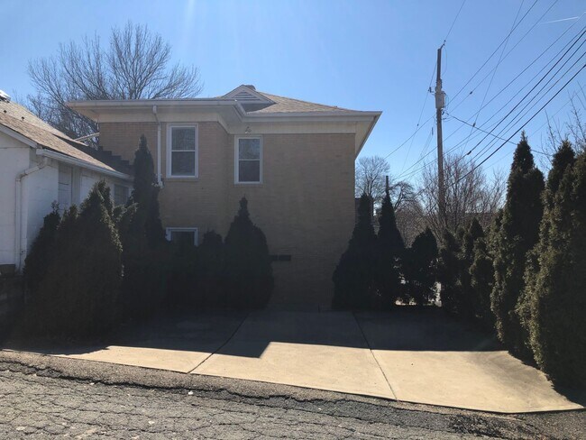 Building Photo - Beautifully Rehabbed Central Oakmont apart...