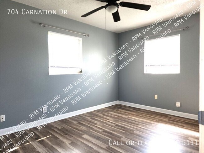 Building Photo - 704 Carnation Dr