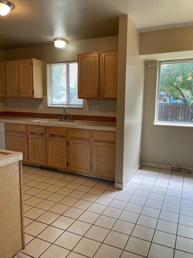 Building Photo - STUDENTS WELCOME! 5 Bedroom 3 Bathroom Single Family Home West Fort Collins