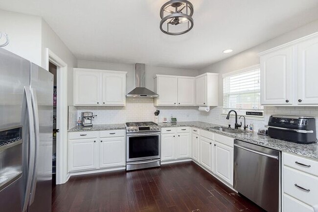Building Photo - Beautiful updated home in West Carmel!