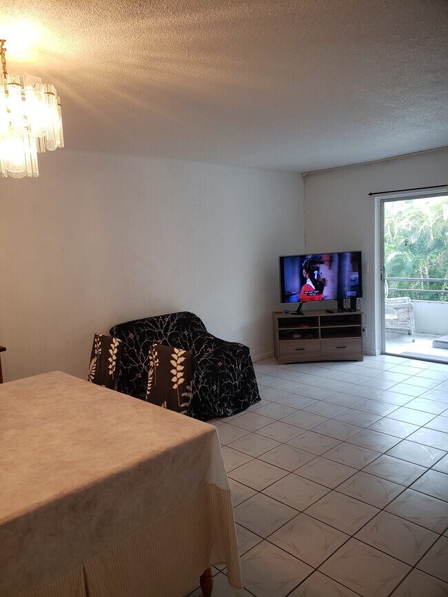 living - 300 NE 14th Ave