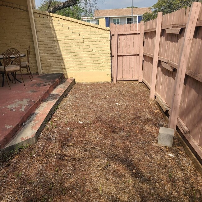 Building Photo - Spacious 3 BR+study/2.5 bath end-unit townhome w/balcony & patio!