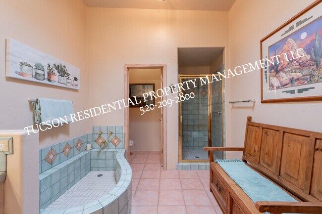 Building Photo - 9876 N Ridge Shadow Pl