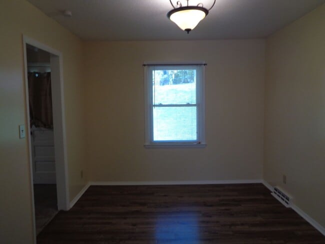 Building Photo - House for Rent-Country Club Area