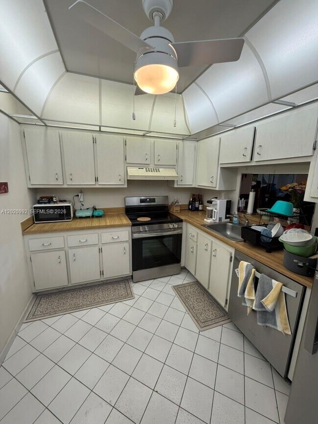 Building Photo - 1810 SW 81st Ave