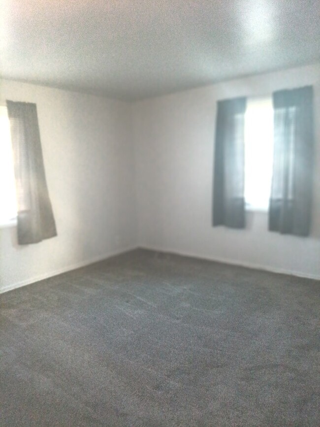 Building Photo - 147 Hemlock St