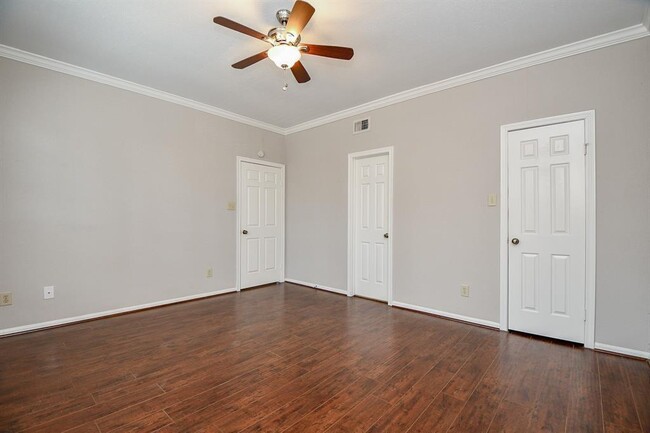 Building Photo - 2255 Braeswood Park Dr