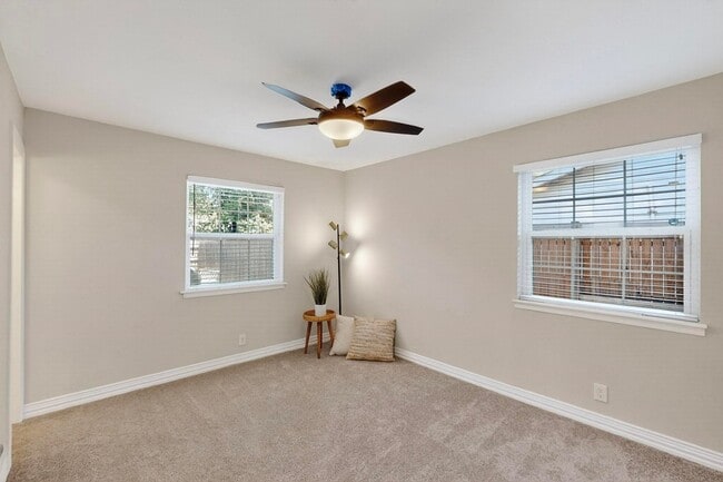 Building Photo - 2949 Hollandale Ln
