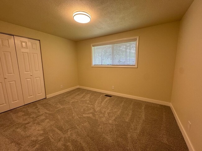 Building Photo - River Front Property