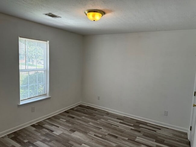 Building Photo - Beautiful 2 BR, 2 BA townhome for rent in ...