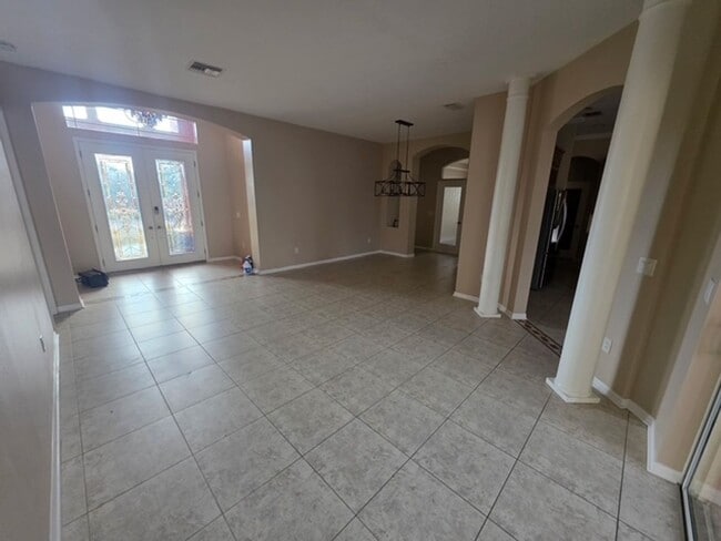 Building Photo - Beautiful and Spacious