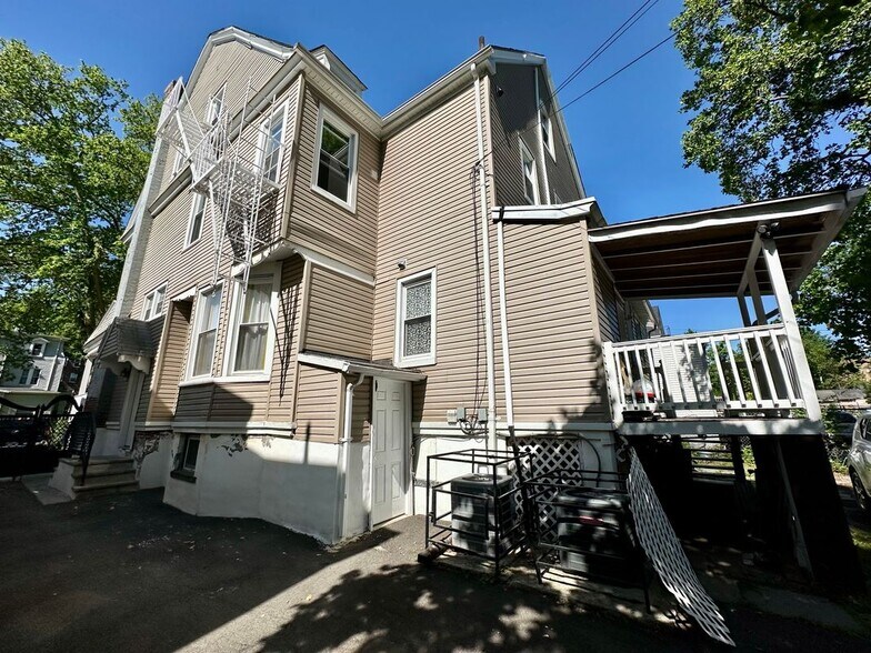 Building Photo - 44 Chestnut St
