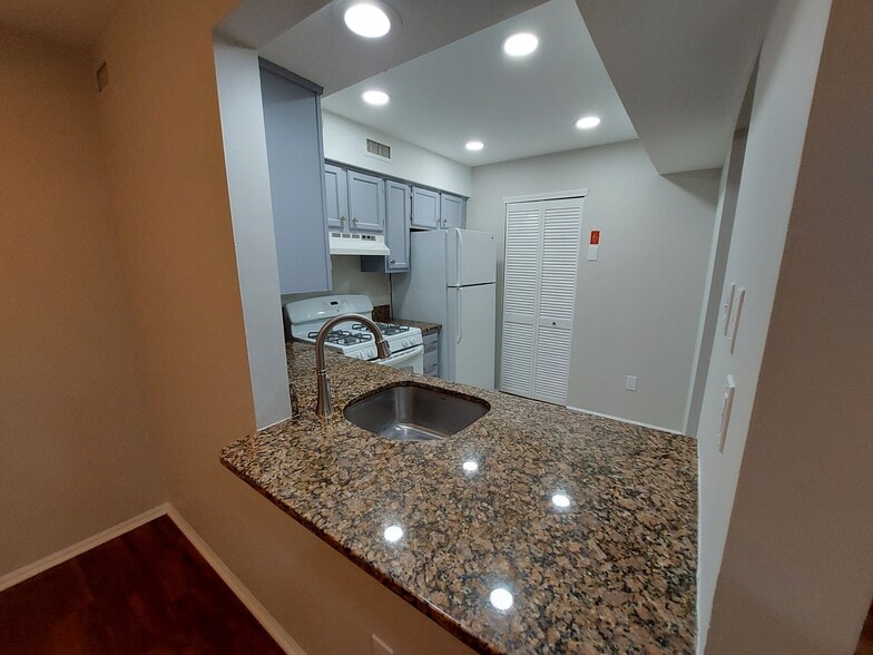 Kitchen - 2207 Society Plz