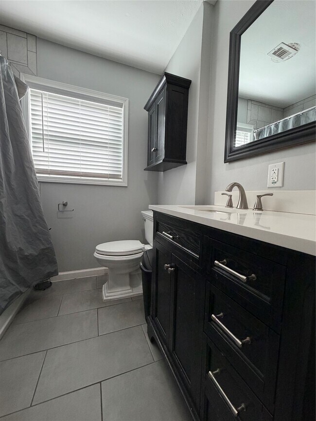 Building Photo - 2806 Pine St