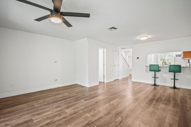 Building Photo - Beautifully updated 2-bedroom, 1.5-bathroo...