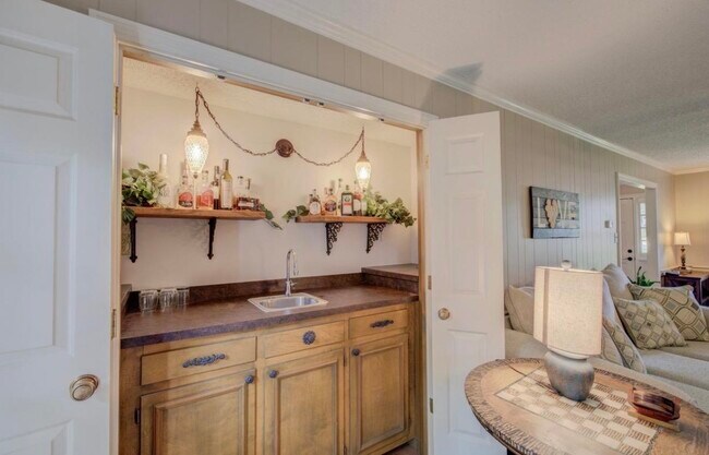 Building Photo - 8327 Poplar Pike