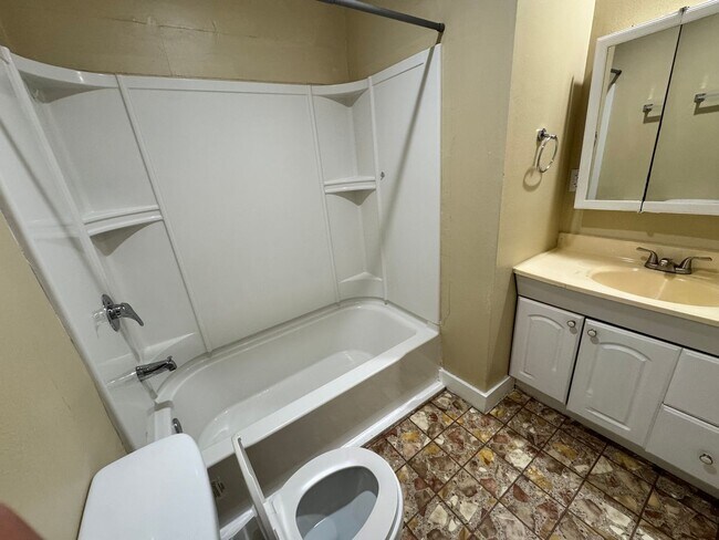 Building Photo - 1565 Jermain Dr