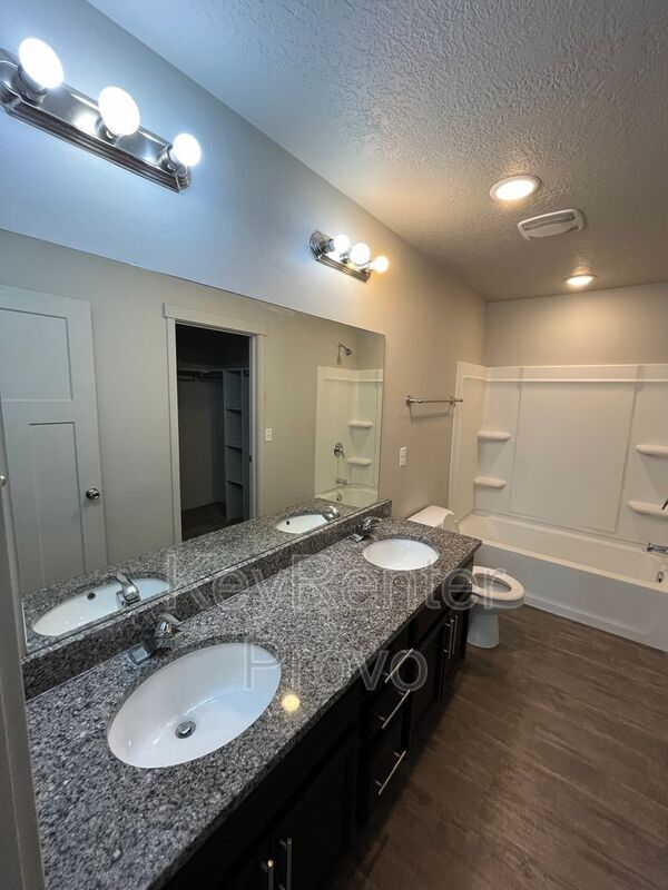 Building Photo - 724 E 380 N