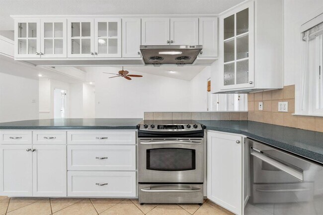 Building Photo - 11904 Highland Oaks Trail