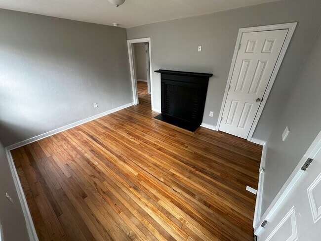 Building Photo - For Rent: Newly Remodeled 3 Bedroom / 1 Ba...