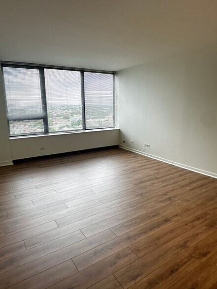 Building Photo - 3930 N Pine Grove Ave