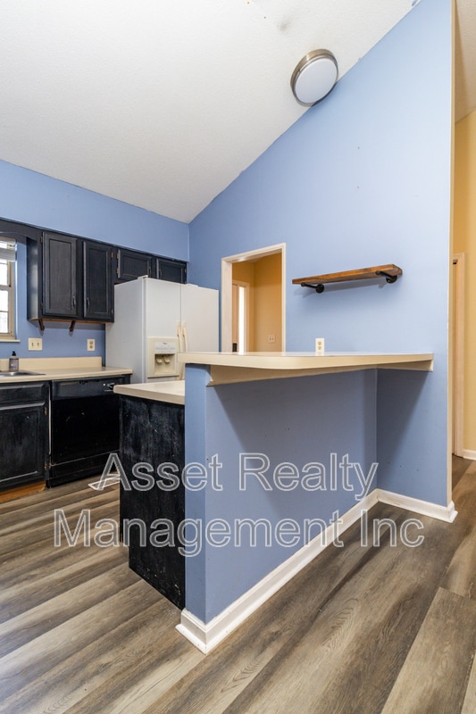 Building Photo - 1405 Wenlock Rd