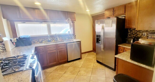 Building Photo - Reduced Rent | 5BD/3BA Home Near Pearl St, CU, Hiking, Park | plus $500 OFF First Months' Rent