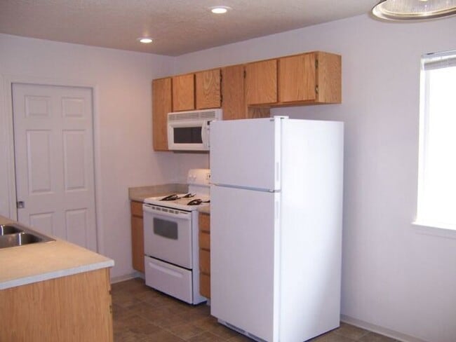 Building Photo - Pleasant duplex close to Greenbelt & State St