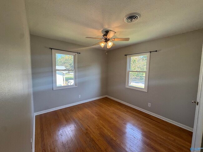 Building Photo - 10020 Strong Dr SE