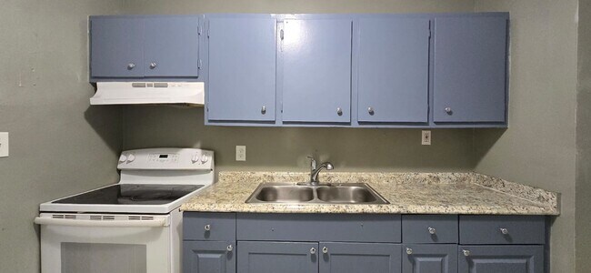 Building Photo - 2/1 move In Ready