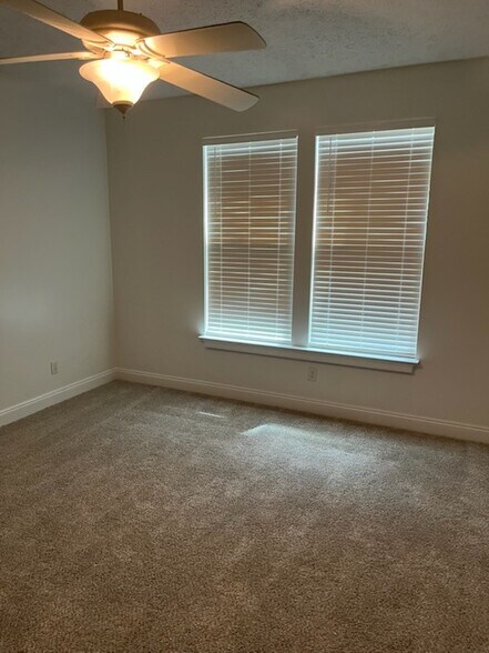 Building Photo - 4034 Oak Forest Dr