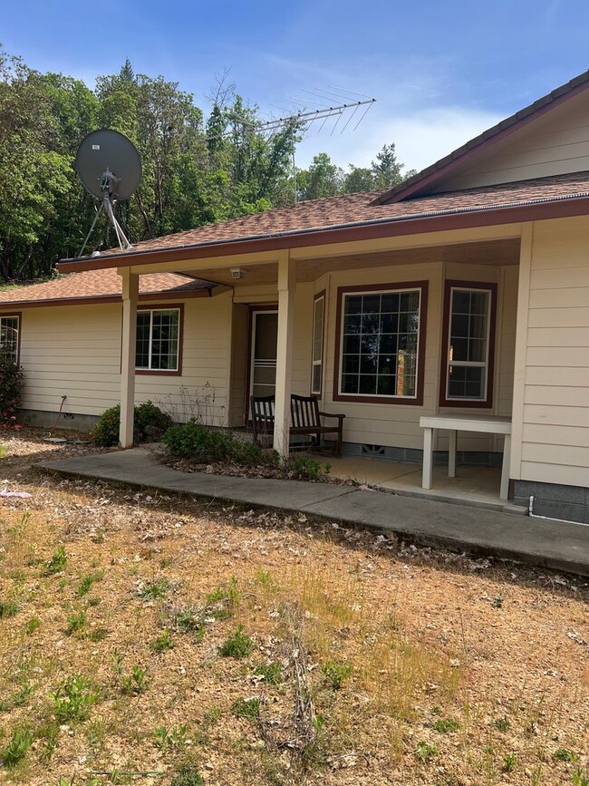 Building Photo - BEAUTIFUL COUNTRY HOME WITH LARGE GARAGE